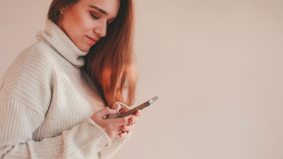 電話占いセラ（SELA）で復縁・複雑愛の悩みをスマホで相談する女性のイメージ。