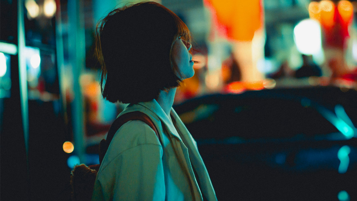 初めて電話占いを利用するかをなやんで呆然としている30代女性