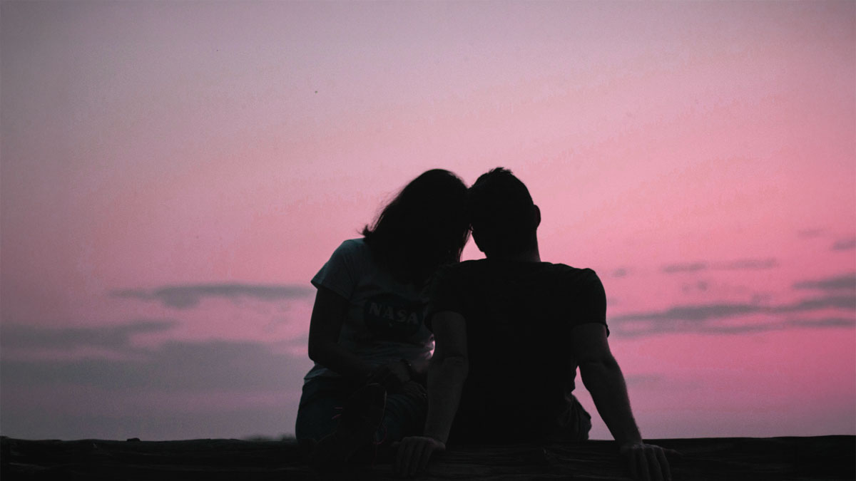 電話占いエトワール（Etoile）で複雑な復縁や仕事の悩みを解決する男女のシルエットイメージ。