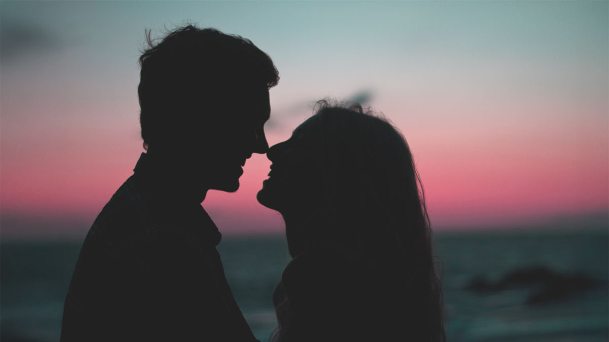 復縁・複雑愛に悩む男女が電話占いで再び心を通わせるイメージ。当たる復縁に強いおすすめ電話占いのトップ画像。