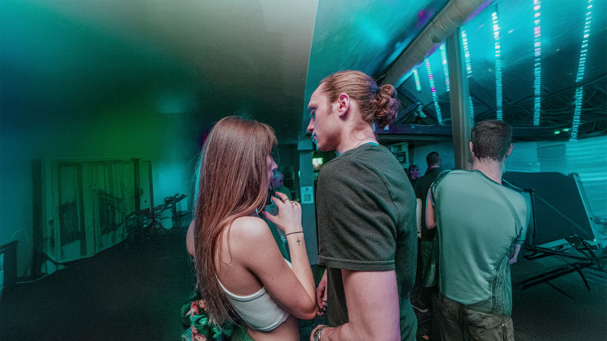 復縁や恋愛の悩みを抱え、真剣な表情で話す30代〜40代の男女。復縁に強い電話占いを探す女性の心理を表現。