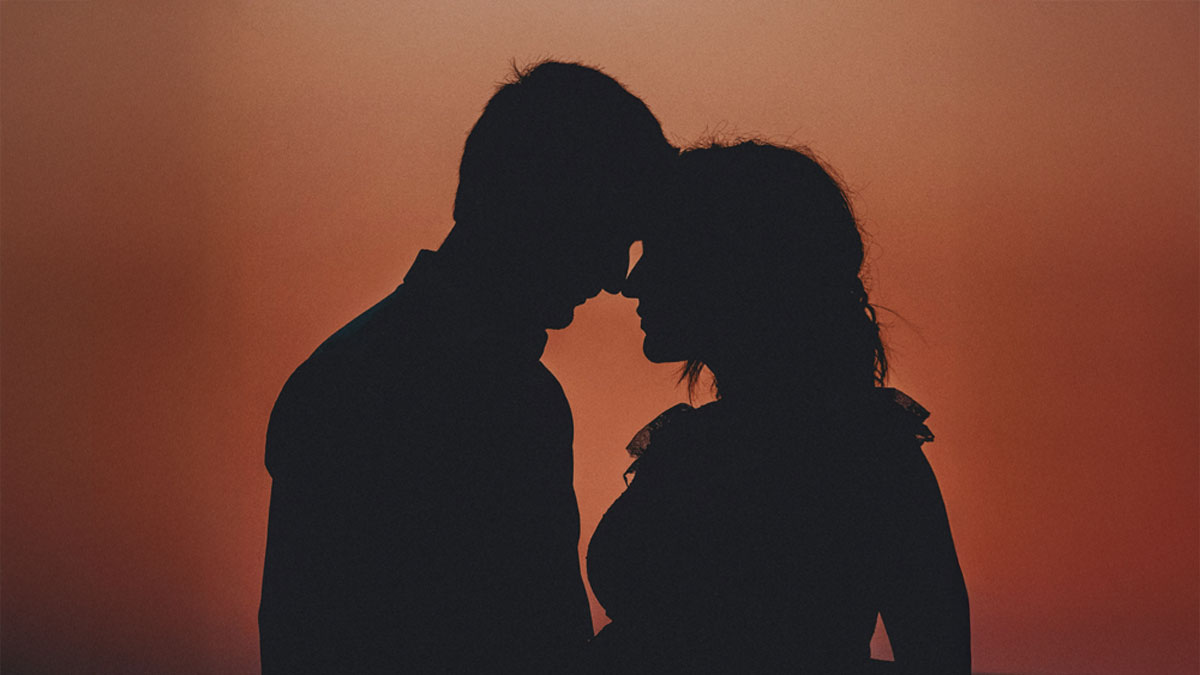 既婚者の彼との復縁や複雑愛に悩む男女のシルエット。誰にも言えない秘密の相談に強い電話占いサイトの選び方を解説