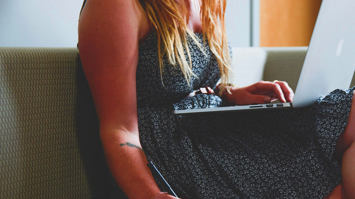 電話占いを10分で賢く利用するために、メモを準備してスマホで相談する女性のイメージ。初回特典を活用した当たる質問術。