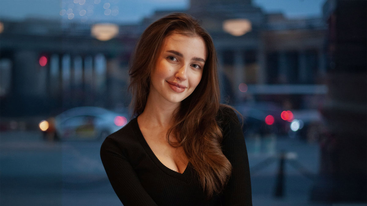 2026年最新の電話占い比較。スマホでサービスを比較検討する女性と、厳選された6社の初回無料特典や選び方を解説するイメージ画像。