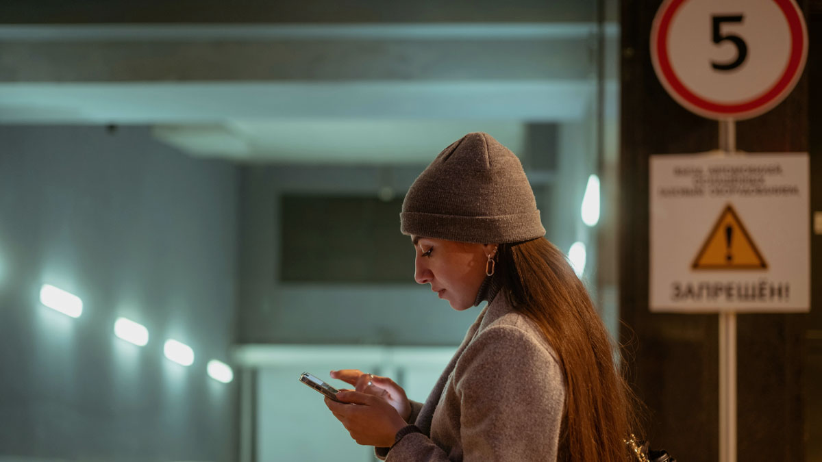 復縁や再会の時期を待ち、スマホを見つめて悩む30代・40代女性の画像。電話占いで当たる時期や前兆を確認するイメージ。