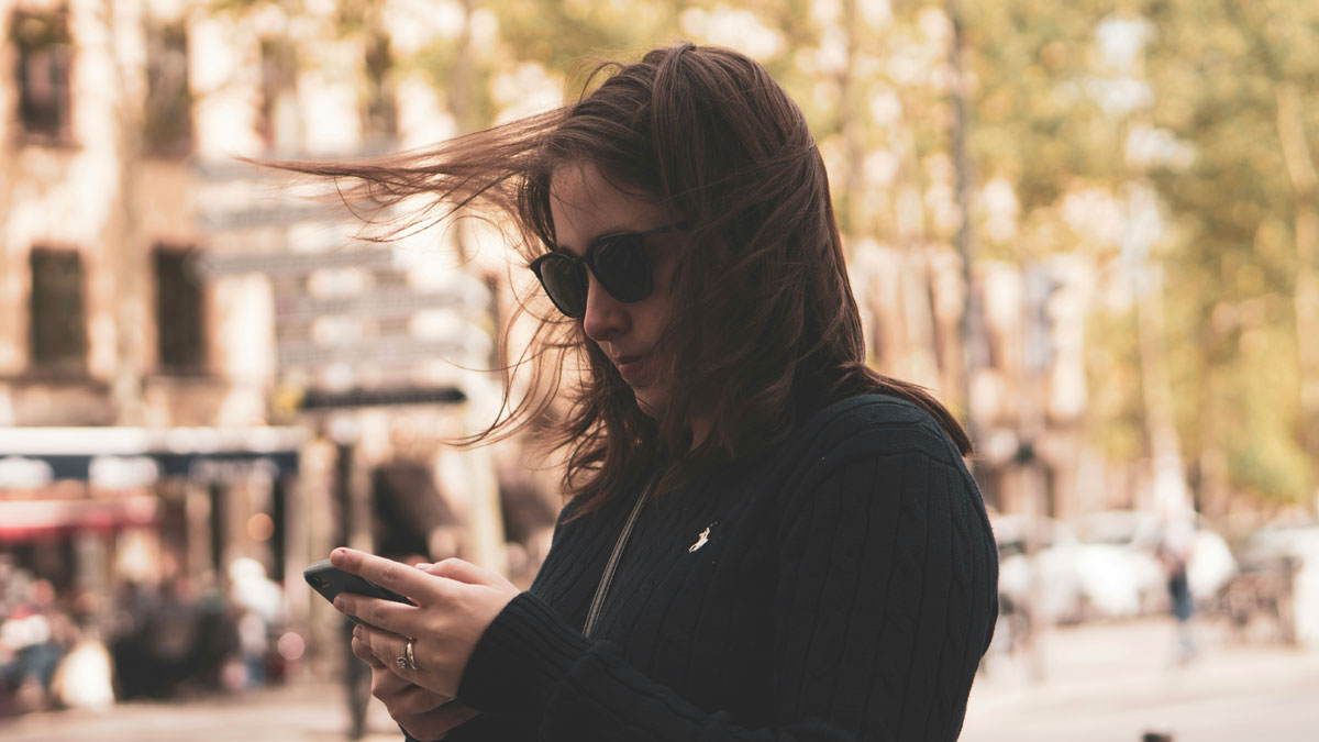 音信不通の彼からの連絡を待つ沈黙期間に、スマホで復縁のタイミングを調べる女性。電話占いを活用して自分軸を取り戻すステップ