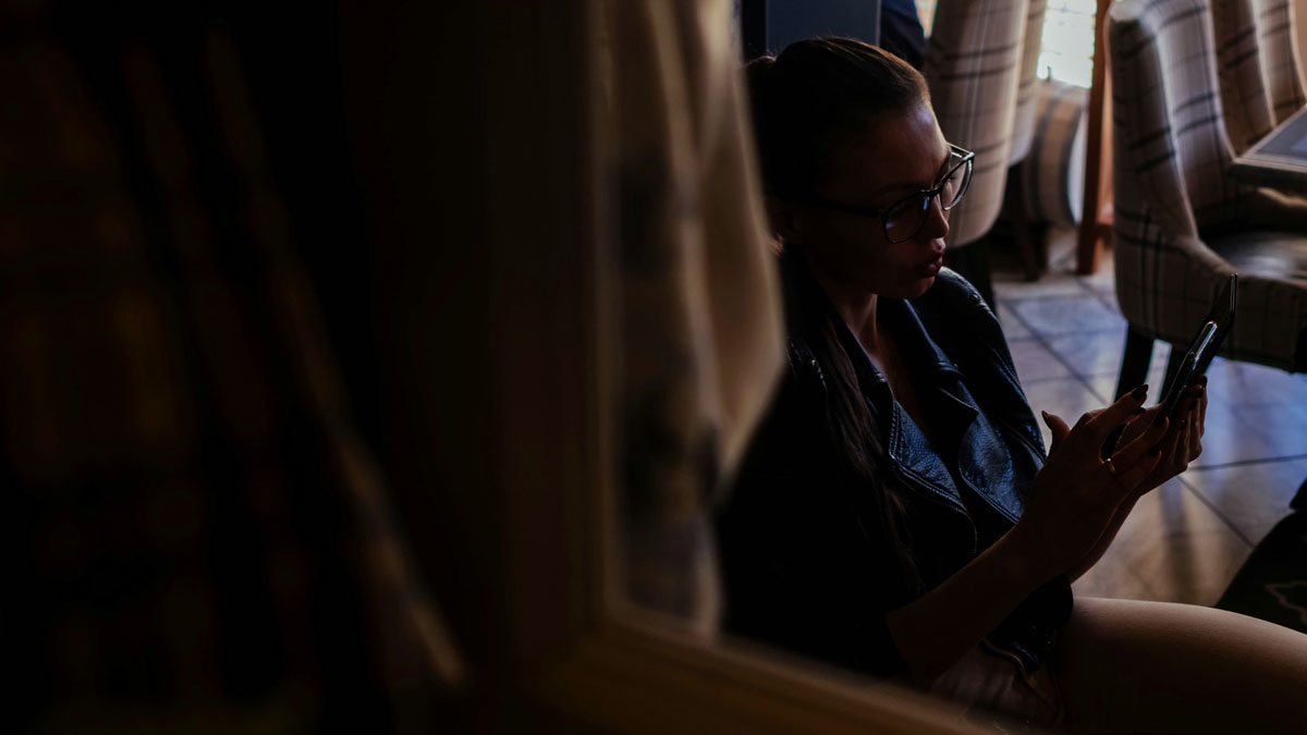 LINEの既読無視に悩む女性。男性心理と脈あり脈なしの判断基準、対処法を解説。