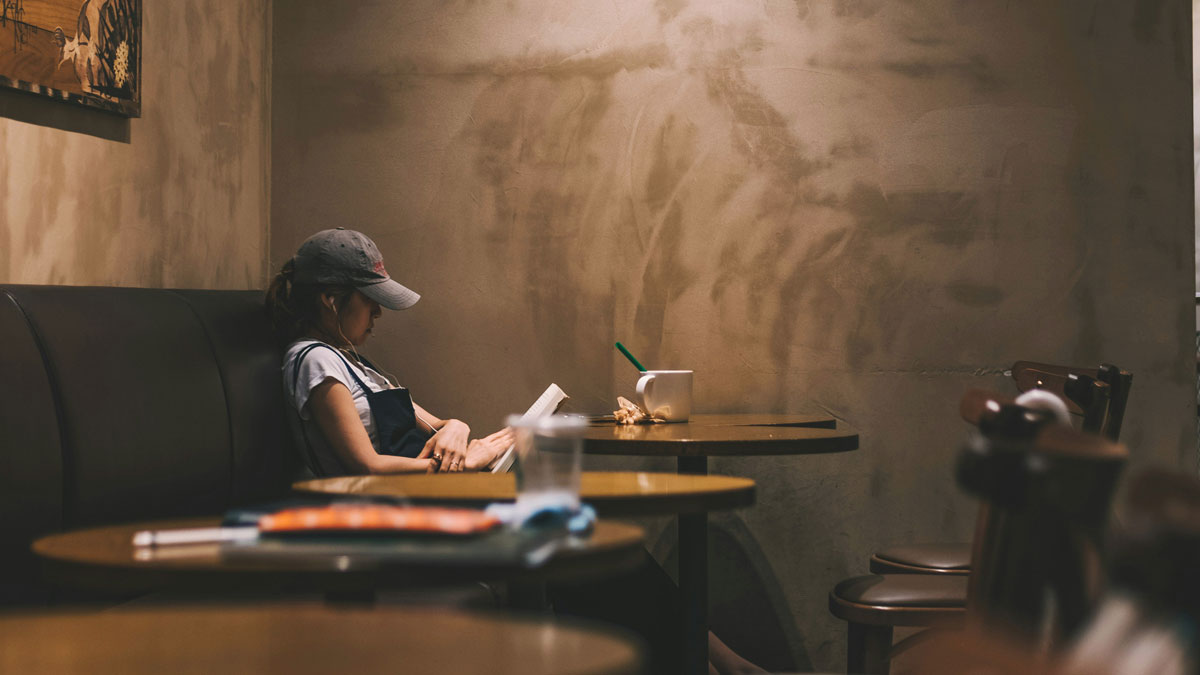 音信不通の彼氏の心理と対処法。既読・未読スルーの期間別NG行動と、彼の本音を知る具体的なステップ。