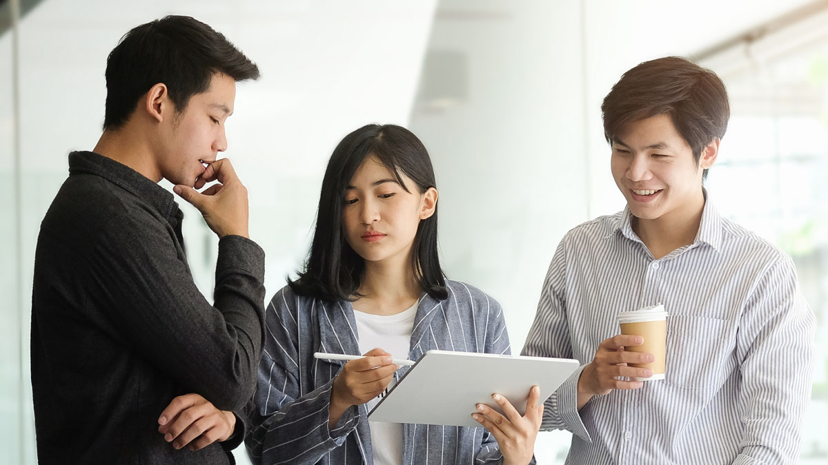 職場でマウントを取る攻撃的な人の心理的背景と、スルーできない人間関係の悩みを電話占いで解決する対処法。